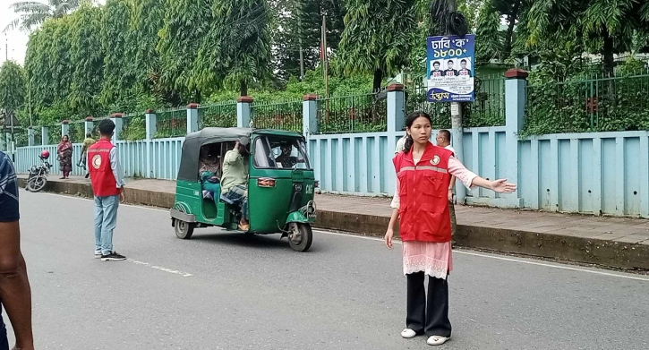 রাঙামাটিতে ট্রাফিক নিয়ন্ত্রণে রাস্তায় শিক্ষার্থীরা